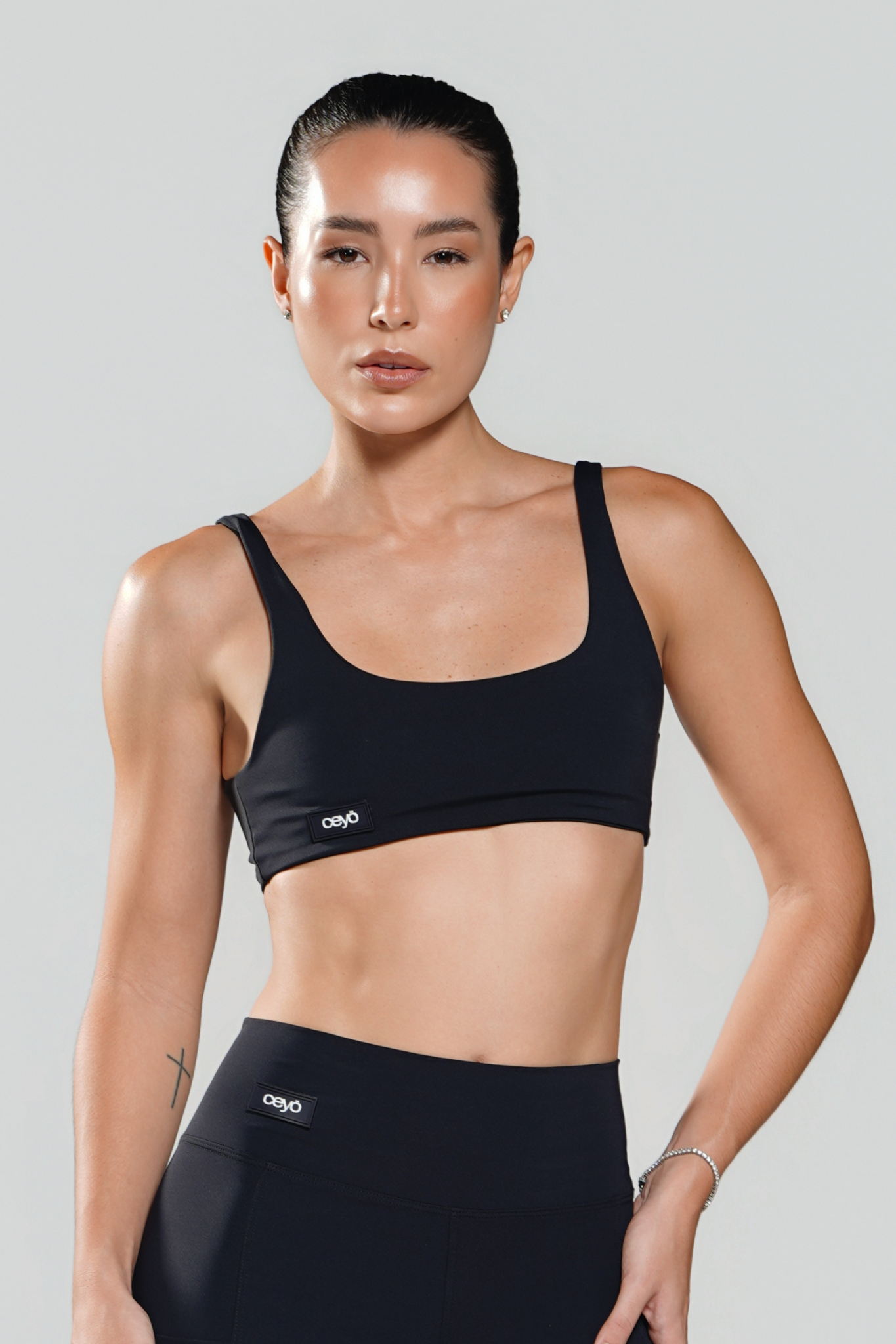 Top Fitness Feminino Preto CEYÓ com Alças Largas e Decote Reto