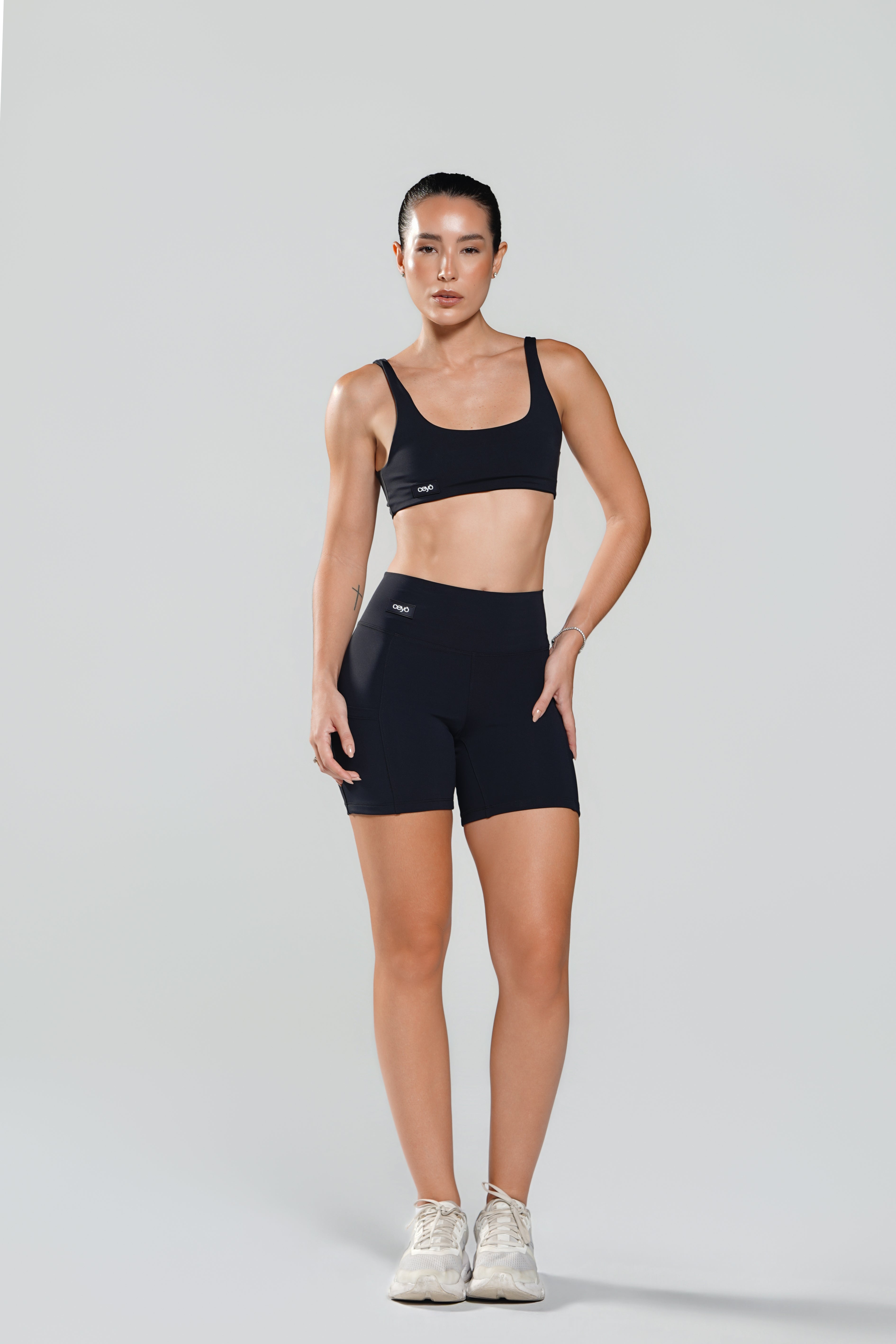 Top Fitness Feminino Preto CEYÓ com Alças Largas e Decote Reto